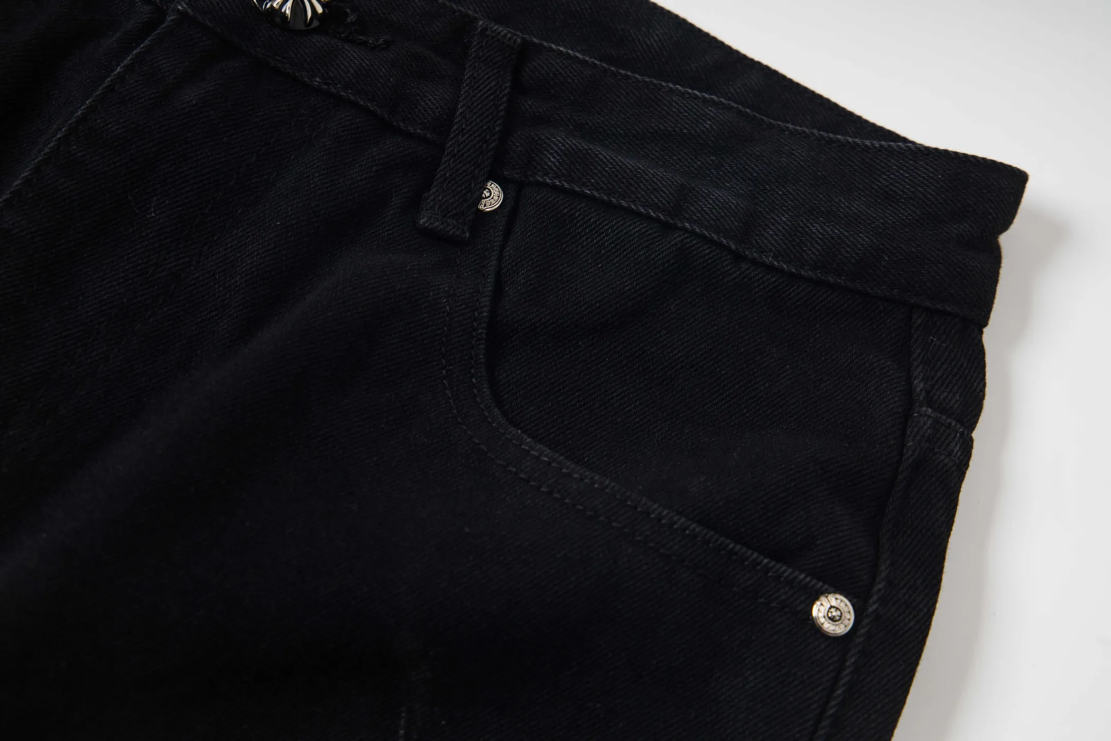 P260 Chrome Hearts Black Pants, Sanskrit Blue and White Multi-Leather Jeans. CH jeans need to be washed and then disassembled and hand-stitched with sheepskin cross leather and then spliced ​​together. The whole piece has too many craftsmanship to explain. The patchwork is decorated with cross patterns and the high-waisted washed jeans! ! Absolutely high-end luxury products, god-level single products and super popular products, made with top heavy industry, a must-see magic weapon. Customized hardware. The fabric is thick and soft after washing. It has good breathability. Customized small leather label. Unique design. The details are simple and elegant, and the workmanship is exquisite. The entire trousers are neatly routed and the details are in place! It’s so cool that both men and women can easily control the genderless trend! Style number: 1801# Color: black Size: 28 30 32 34